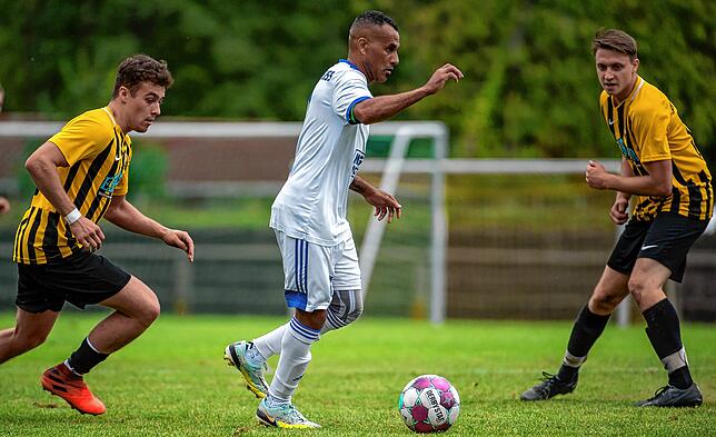 Alles läuft rund: Mit Assistent und Spieler Carlos Santos Silva – in der Mitte auf unserem Archivbild – versteht sich ...