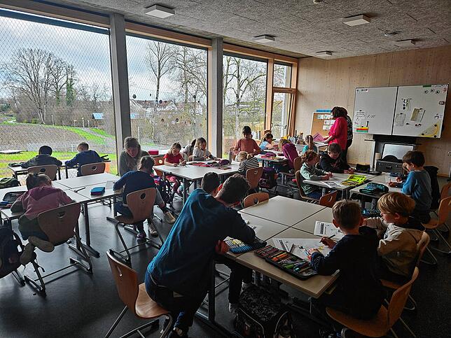 Ein Blick ins Klassenzimmer einer inklusiven Gruppe. Fünf inklusive Kinder werden dort gemeinsam mit Kindern ohne Beeinträchtigung ...
