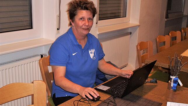 Bewegt vieles rund um den Fußballplatz und am FC-Computer: Susanne Müllek vom FC Weizen.