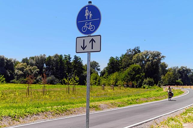300 Meter beidseitiger Radweg, wie er sein soll: Vier Meter breit erstreckt sich dieses Stück Radfahridyll parallel zur B&nbsp;31 und ...