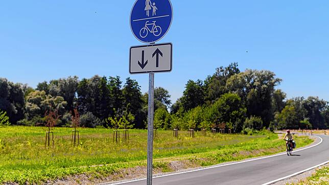 300 Meter beidseitiger Radweg, wie er sein soll: Vier Meter breit erstreckt sich dieses Stück Radfahridyll parallel zur B&nbsp;31 und ...