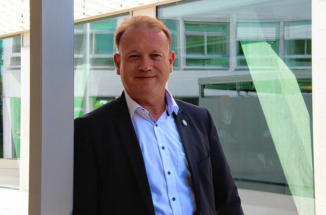 Zeitler erklärte sich bereit für einen Rundgang durch die Halle mit Fotografenbegleitung, so dass daraus in der Interviewreihe eine ...
