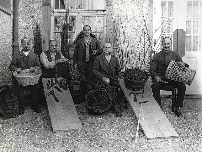 Arbeitstherapie in der Heil- und Pflegeanstalt Reichenau, hier Männer beim Korbflechten.