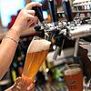 Eine Bedienung zapft Bier in einem Wirtshaus. Die Gasthaus-Rechnung könnte demnächst teurer werden. In der Branche werden Aufschläge für ...