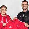 Neuer Stürmer: Kevin Etienne wechselt vom FC Steinen-Höllstein zum VfR Bad Bellingen, wo er von Sportchef Kai Schillinger begrüßt wird.