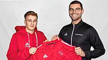 Neuer Stürmer: Kevin Etienne wechselt vom FC Steinen-Höllstein zum VfR Bad Bellingen, wo er von Sportchef Kai Schillinger begrüßt wird.