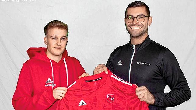 Neuer Stürmer: Kevin Etienne wechselt vom FC Steinen-Höllstein zum VfR Bad Bellingen, wo er von Sportchef Kai Schillinger begrüßt wird.