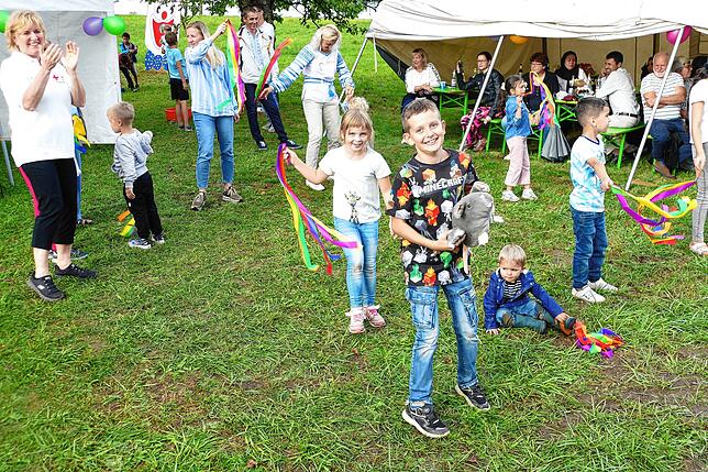 Das bunte Sommerfest des Hüfinger DRK-Helferkreises Flüchtlinge verbreitet 2022 Fröhlichkeit und gute Laune.