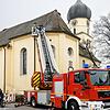 Feuerwehreinsatz der anderen Art: Aus Statikgründen werden Nester auf dem Dach der katholischen Kirche in Böhringen verkleinert.