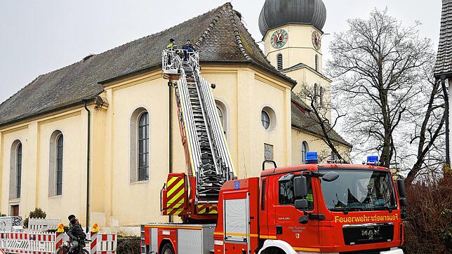 Feuerwehreinsatz der anderen Art: Aus Statikgründen werden Nester auf dem Dach der katholischen Kirche in Böhringen verkleinert.
