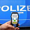 Ein Polizist zeigt einen Alkoholtest (Atemtest), mit dem Verkehrsteilnehmer auf ihre Fahrtüchtigkeit hin überprüft werden können.