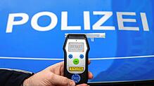 Ein Polizist zeigt einen Alkoholtest (Atemtest), mit dem Verkehrsteilnehmer auf ihre Fahrtüchtigkeit hin überprüft werden können.