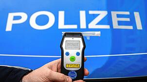 Ein Polizist zeigt einen Alkoholtest (Atemtest), mit dem Verkehrsteilnehmer auf ihre Fahrtüchtigkeit hin überprüft werden können.