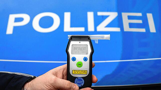 Ein Polizist zeigt einen Alkoholtest (Atemtest), mit dem Verkehrsteilnehmer auf ihre Fahrtüchtigkeit hin überprüft werden können.