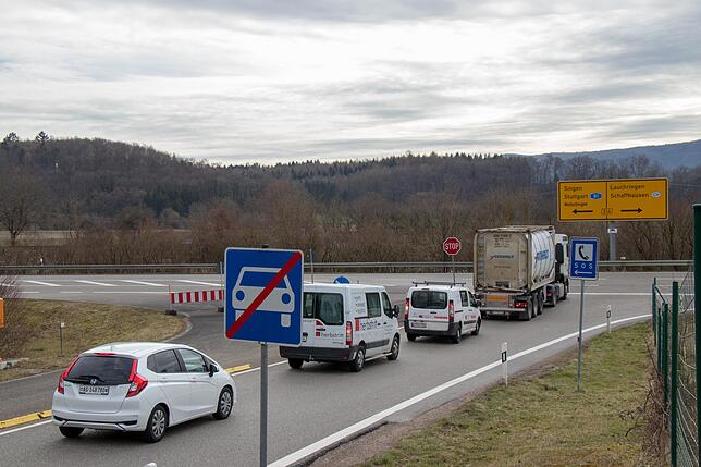 Die T-Einmündung von der A 98 auf die B 314 ist tückisch. Nicht selten müssen Autofahrer wegen langsamer LKW abbremsen. Nicht immer ...