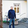 Bernhard Diehl freut sich über das gratis WLAN am Rathaus in Böhringen.