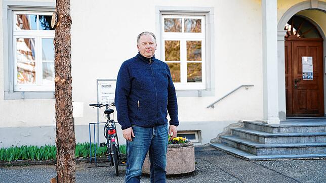 Bernhard Diehl freut sich über das gratis WLAN am Rathaus in Böhringen.