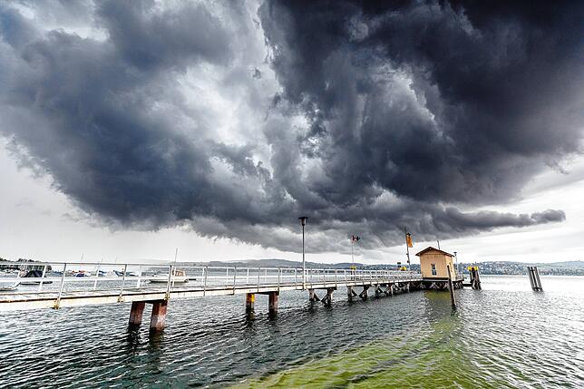 Eine Wolkenstimmung an der Schiffsanlegestelle in Konstanz-Dingelsdorf kündigt ein Gewitter über dem Bodensee an.