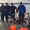 Sie haben ein E-Bike und ein Fahrrad geborgen (von links): Christian Bernhardt und Oliver Kramp, Kevin Kainz und Hans Schiele.