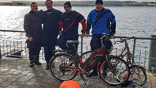 Sie haben ein E-Bike und ein Fahrrad geborgen (von links): Christian Bernhardt und Oliver Kramp, Kevin Kainz und Hans Schiele.