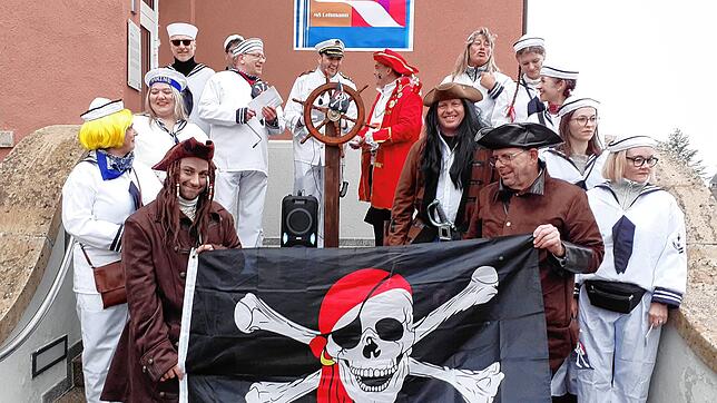 Das Rathausschiff unter Kapitän Denis Lehmann hatte gegen den Ansturm des Piratenpacks unter Hauptmann Markus Leppert keine Chance. Die ...