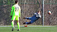 Den Freistoß wehrt der Überlinger Torwart Maximilian Ritzler kurz vor dem Ende der Spielzeit zur Ecke ab. Aber dem Türk. SV Singen ...