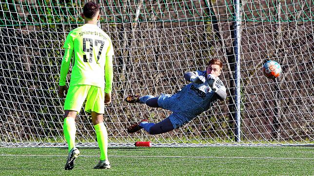 Den Freistoß wehrt der Überlinger Torwart Maximilian Ritzler kurz vor dem Ende der Spielzeit zur Ecke ab. Aber dem Türk. SV Singen ...
