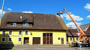 Die Zeit drängt, um die vielen jungen Störche in Neudingen zu beringen. Passend am Gebäude Storchen sind Manfred Bartler und Luigi ...
