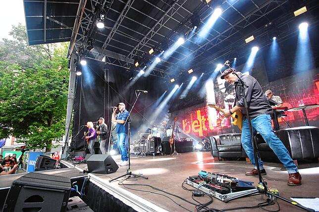 Bild 26: Fury in the Slaughterhouse rocken den Meersburger Schlossplatz