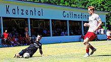 Grätsche mit Panorama: Bastian Schmittschneider (links), Ex-Spieler vom SC Gottmadingen-Bietingen, rutscht vor Max Wimmer (FC Rot-Weiß ...