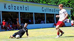 Grätsche mit Panorama: Bastian Schmittschneider (links), Ex-Spieler vom SC Gottmadingen-Bietingen, rutscht vor Max Wimmer (FC Rot-Weiß ...