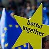 Ein gelber Stern mit der Aufschrift «better together» wird abei einer Kundgebung von "Pulse of Europe" in Berlin in die Luft gehalten.