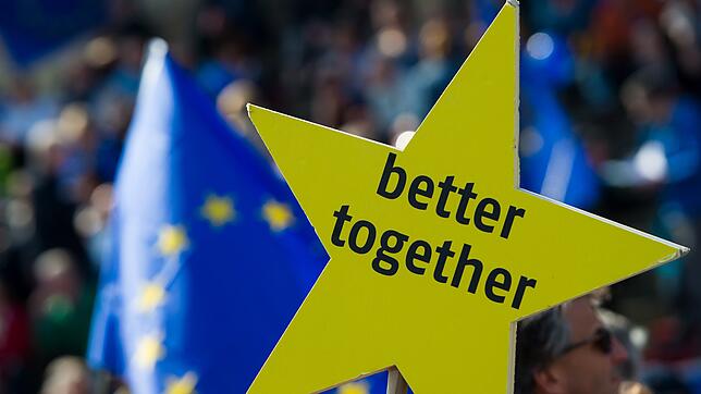 Ein gelber Stern mit der Aufschrift «better together» wird abei einer Kundgebung von "Pulse of Europe" in Berlin in die Luft gehalten.