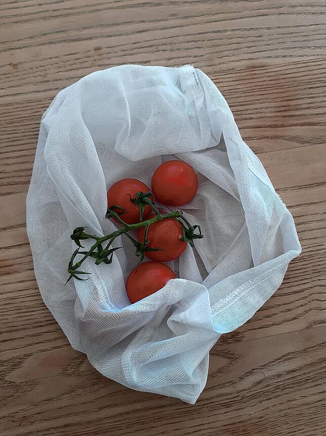 Am besten sind Verpackung, die man mehrmals nutzen kann. Wie zum Beispiel die Beutel oder Netze, die am besten bei jedem Einkauf dabei ...