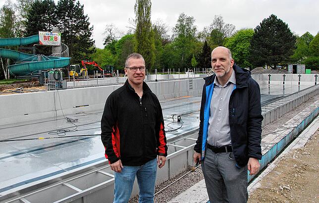 Bautechniker Maik Friedrich (links) und Stadtbaumeister Christian Unkel sind zufrieden mit dem Baufortschritt, auch wenn der viele Regen ...