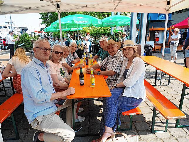Bild 5: Die neue Fähre wird im Staader Hafen feierlich auf &bdquo;Richmond&ldquo; getauft. Diese Besucher sind dabei