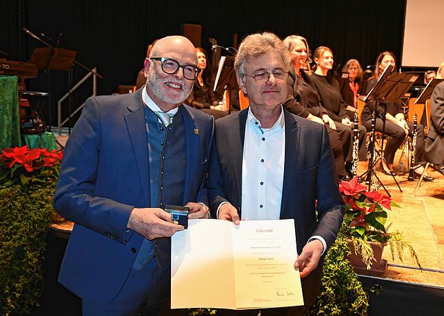 Der Präsident des Baden-Württembergeischen Städtetags, Frank Mentrup (rechts), verlieh Rainer Stolz die Verdienstmedaille des Städtetags ...