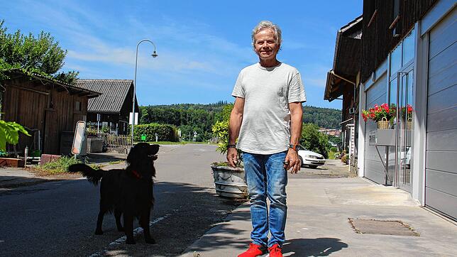 Der Hund kennt keine Grenze: Hansueli Nohl steht mit seinem Hund Che vor seinem Hof. Der weiße Strich markiert den Grenzverlauf. Alles ...