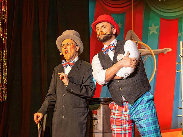Very british: Martin Tschaki und Simon Schafheitle als Dr. Watson und Sherlock Holmes.