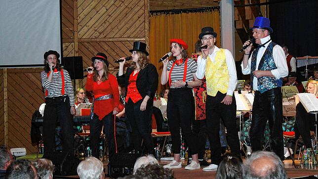 Einer der Höhepunkte des Konzerts: Sabrina Wurst, Matilda Schachner, Mira Schlegel, Simone Maier, Markus Fehrenbacher und Michael ...