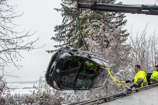 Unfall nach Schneeglätte: Bei Tengen mussten die Rettungskräfte ein Auto aus einem Abhang neben der Bundestraße 314 bergen.