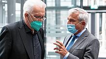 Winfried Kretschmann (Bündnis 90/Die Grünen, l), Ministerpräsident von Baden-Württemberg, und Thomas Strobl (CDU), Innenminister von ...
