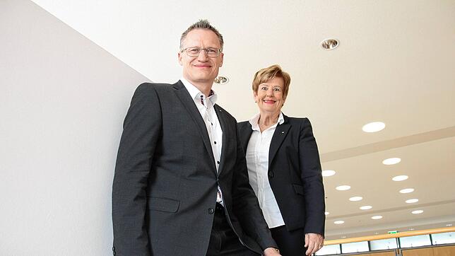 Stefan Aust und Christa Bader, Vorstandsmitglieder der Volksbank Hochrhein, blicken beim Bilanzpressegespräch auf ein solides Jahr ...