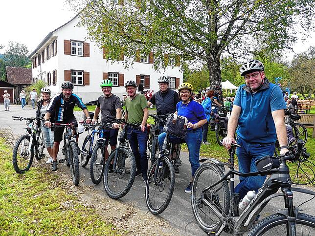 Diese Gruppe der Narrenzunft Bitzenhofen hat fest vor, die gesamten 42 Kilometer zu fahren und alle Stationen anzusteuern.