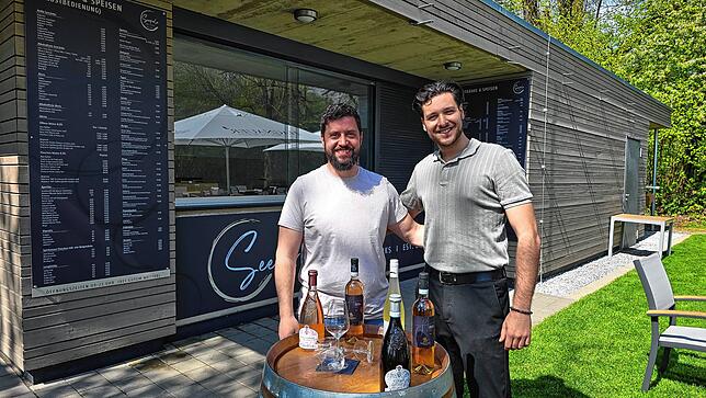 Neu am Start: Davide Oriccho (links) und Ilias Nigre haben den Seeperle-Kiosk auf dem Manzeller Freizeitgelände übernommen und freuen ...