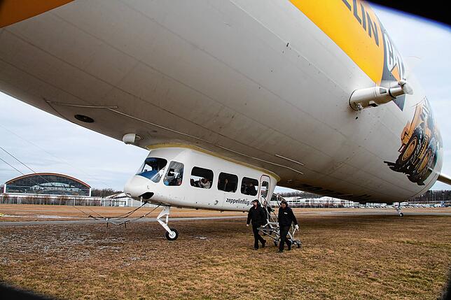 Der Zeppelin NT profitiert von der Nähe zum Flughafen, der für die Zeppelin Reederei die Flugsicherung leistet.