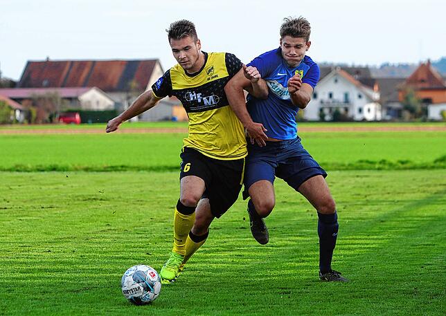 Marcel Brack (links) im Trikot des SV Denkingen gegen den FC Singen (Niklas Vogt) im Oktober 2019.