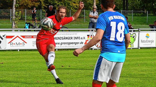 Treffsicher: Enno Meyer &ndash; hier auf dem Archivbild noch im Trikot des FV Lörrach-Brombach &ndash; schloss eine einstudierte ...