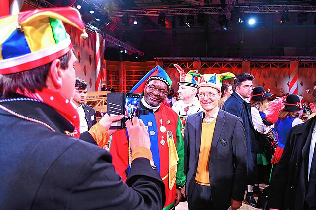 Volksnah gab sich der Minister in Stockach. Im Anschluss an die Narrengerichtssitzung stand er noch für Selfies zur Verfügung.