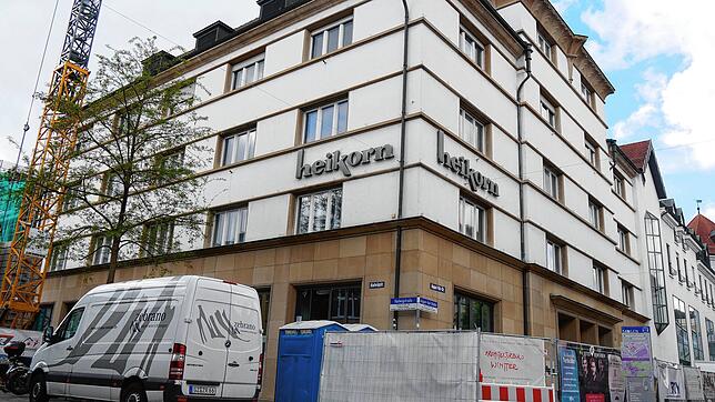 Noch ist das Logo des Modehauses Heikorn am Gebäude zu sehen. Dies wird sich aber schon bald ändern: Bald zieht in die Räumlichkeiten ...